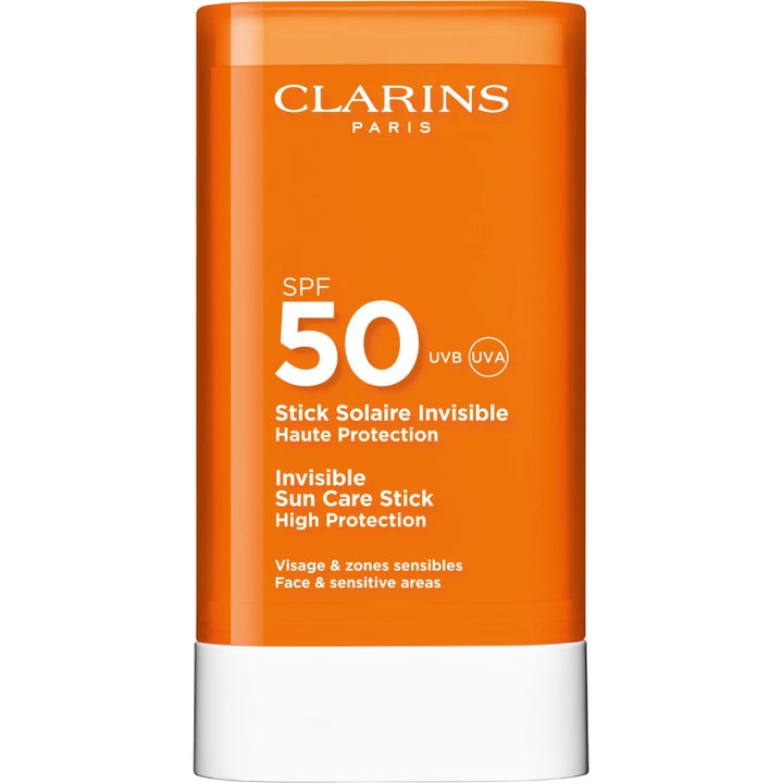 Clarins Invisible Sun Care Stick SPF 50 solbeskyttelse for ansiktet i en praktisk oransje stift med hvit base
