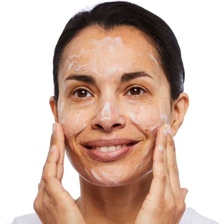 No7 Foaming Cleanser 150 ml ansiktsrens som skummer på huden til en kvinne for en frisk glød