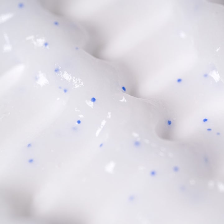 Saturday Skin Rub-a-Dub Refining Peel Gel 75 ml eksfolierende peeling hvit geltekstur med små blå korn
