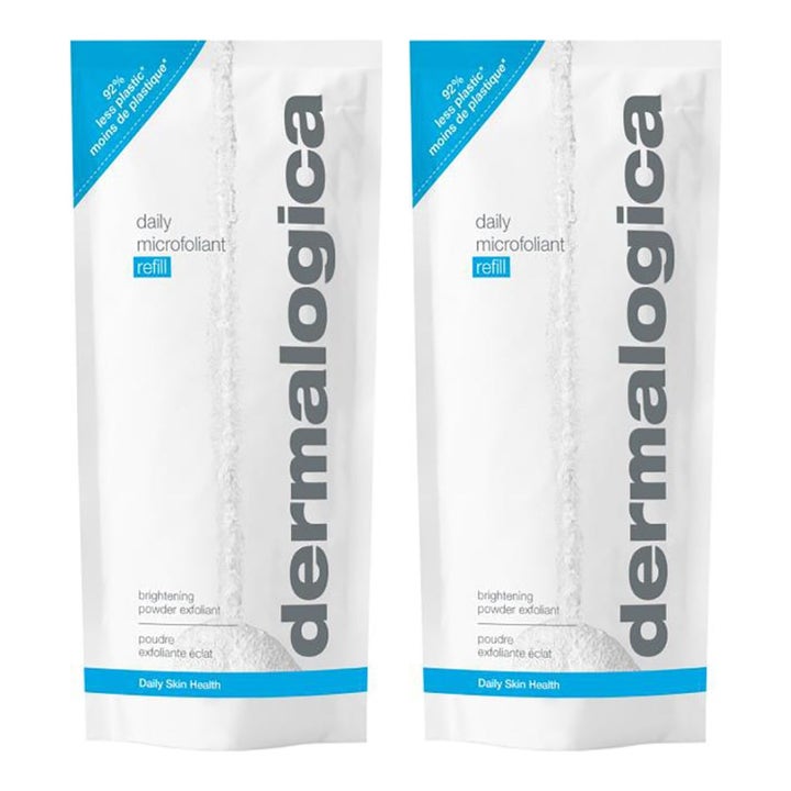 Dermalogica Daily Microfoliant Refill eksfolierende pulver som gir glød i to hvite poser med blå detaljer