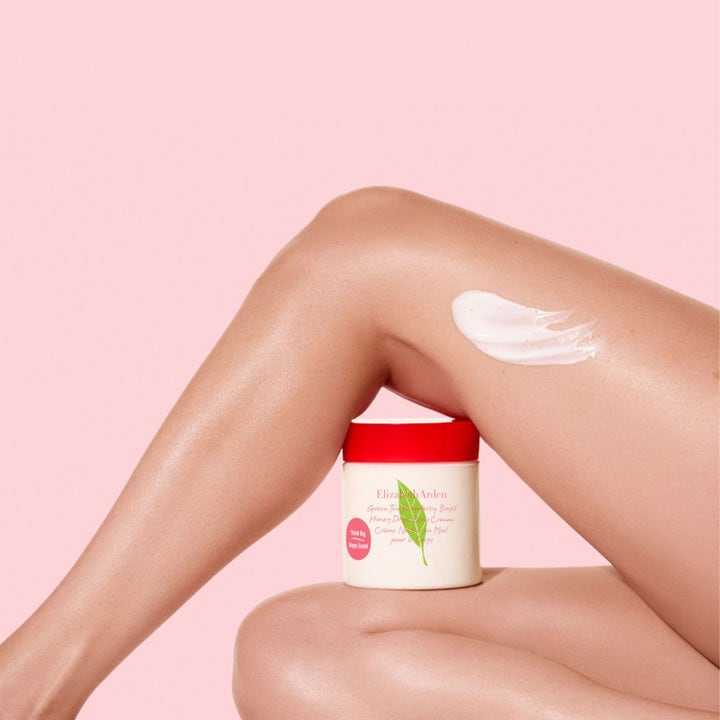 Elizabeth Arden Green Tea Strawberry Basil Honey Drops 500 ml bodylotion påført på ben med hvit kremtekstur.