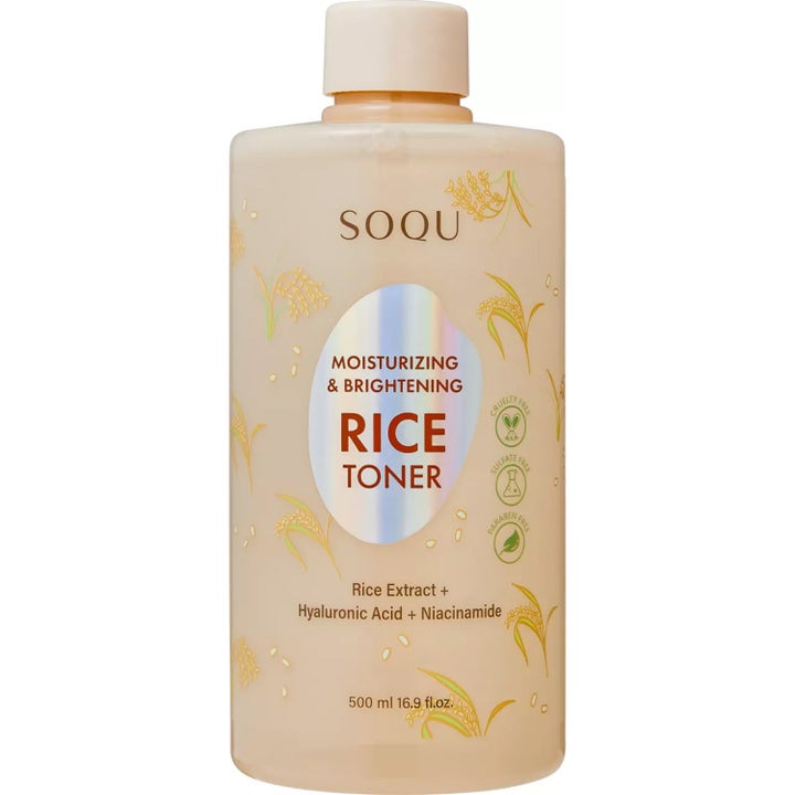 SOQU Rice Toner 500 ml fuktighetsgivende ansiktstoner i beige flaske med iriserende etikett og gylne motiv av ris.