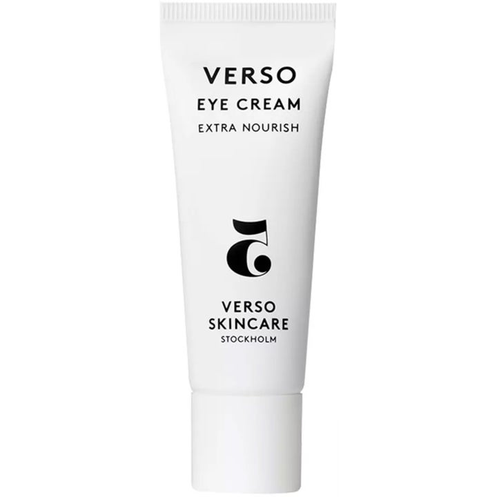 Verso Eye Cream Extra Nourish nærende øyekrem i en minimalistisk hvit tube med svart tekst og logo