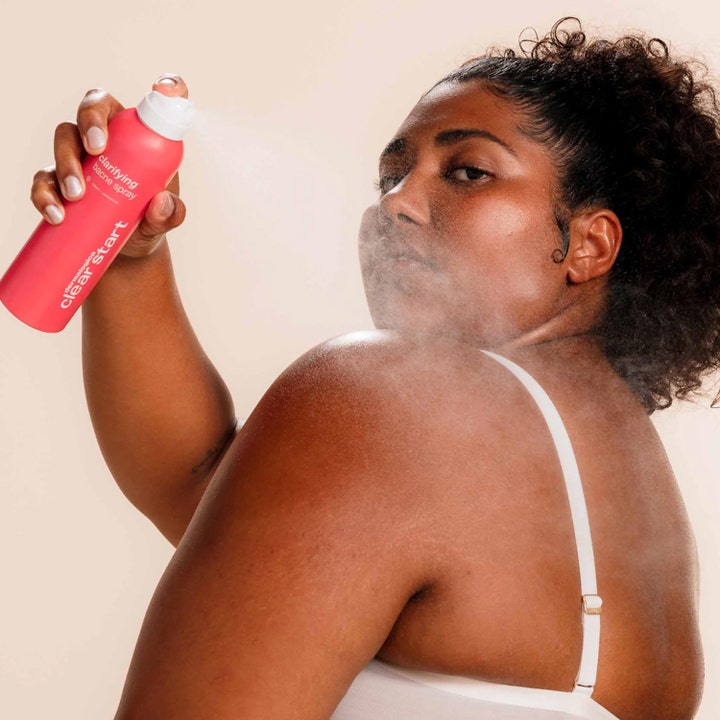Dermalogica Clarifying Body Spray 177 ml mot kviser på ryggen sprayes på huden av en kvinne