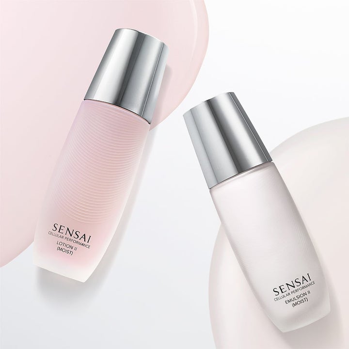 Sensai Cellular Performance fuktgivende hudpleie med niacinamid i elegante rosa og hvite flasker med sølvkork.