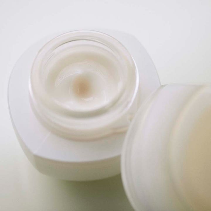 Sensai Absolute Silk Illuminative Cream 40 ml glødgivende ansiktskrem i åpen hvit krukke med silkemyk tekstur.