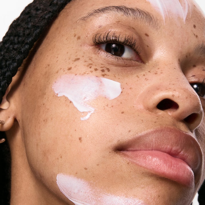 The INKEY List Polyglutamic Acid Dewy Sunscreen SPF30 50 ml solkrem i tube gir glød vist på kvinne med fuktet hud.