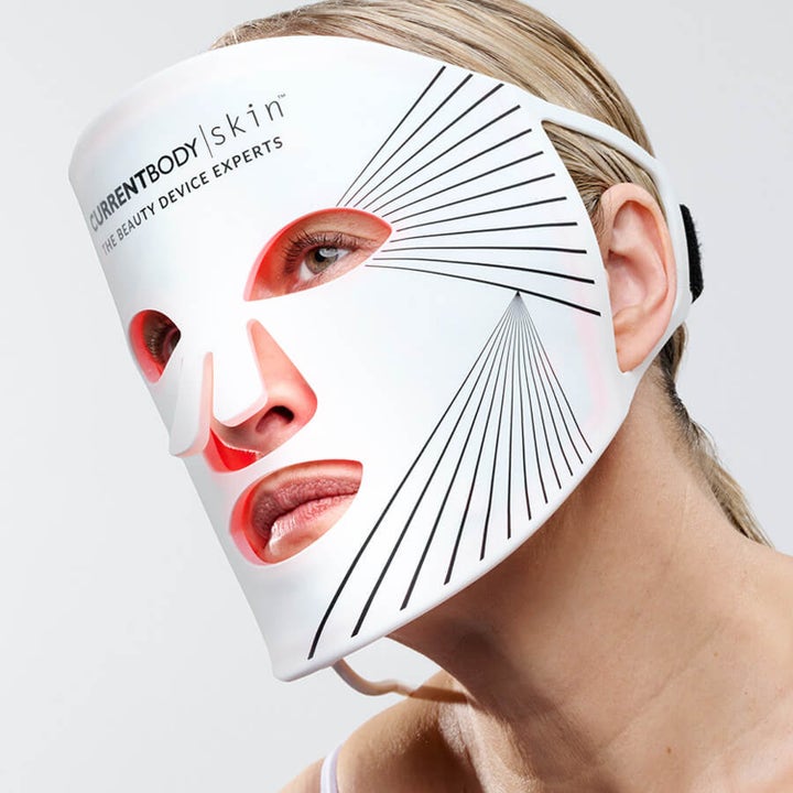 Currentbody Skin LED Light Therapy Face Mask Series 1 anti-ageing LED-maske i hvit silikon med svarte linjer og rødt lys.