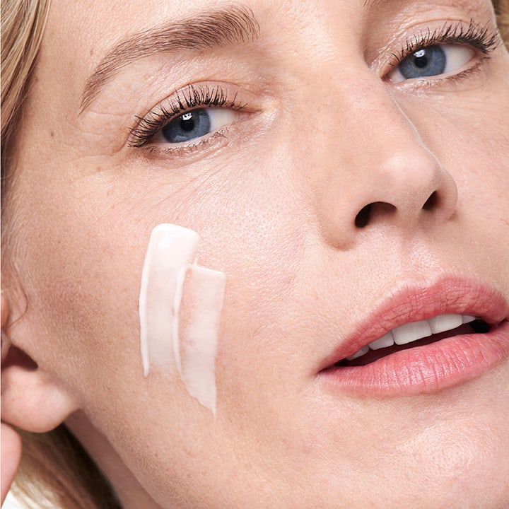 Shiseido Benefiance Wrinkle Smoothing Cream 50 ml rynkereduserende dagkrem påført i to strøk på et kvinnekinn