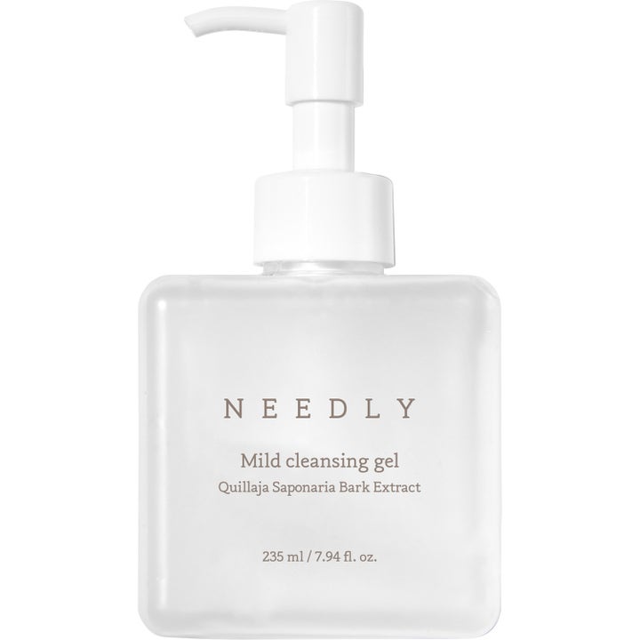 Needly Mild Cleansing Gel 235 ml beroligende ansiktsrens med barkekstrakt i frostet firkantet flaske med hvit pumpe.