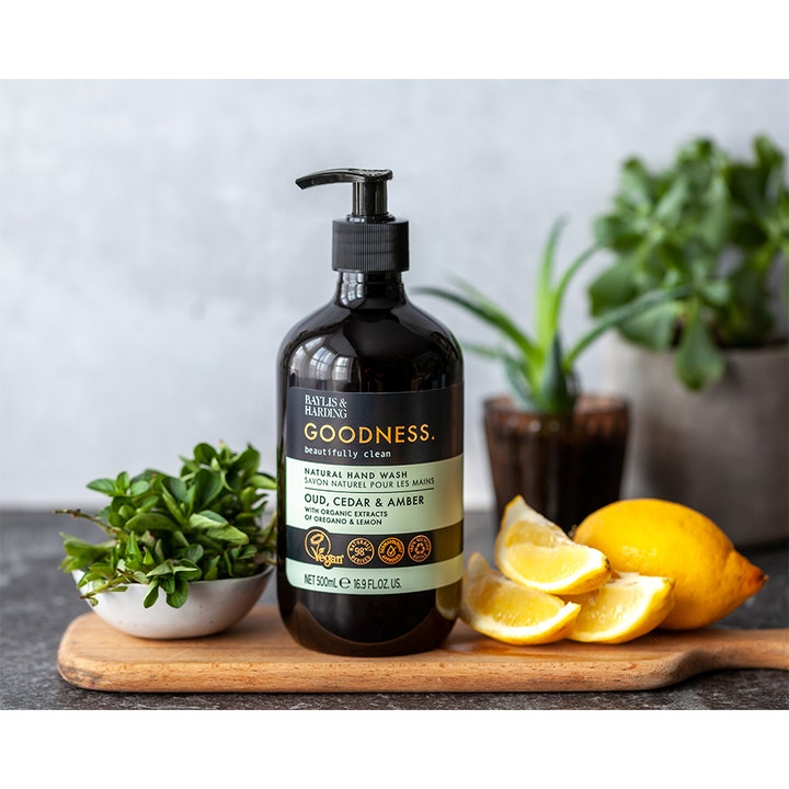 Baylis & Harding Goodness Hand Wash 500 ml vegansk håndsåpe i mørk flaske med friske sitroner og grønn oregano.