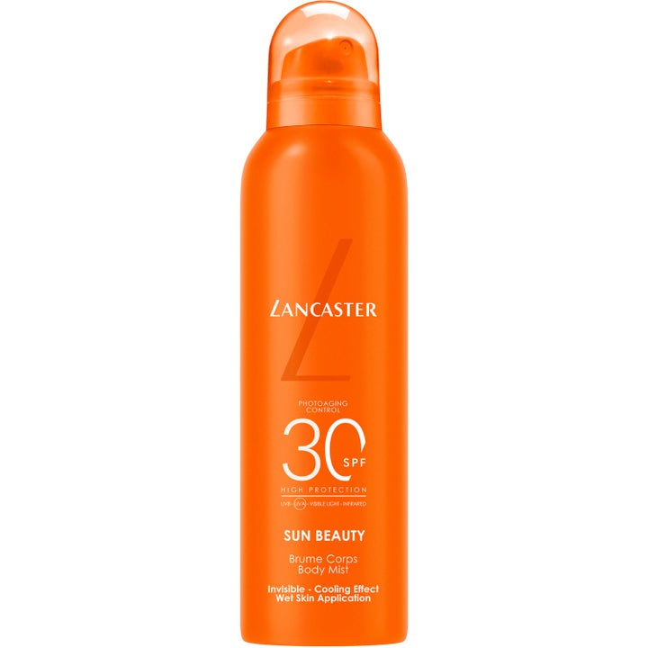 Lancaster Sun Beauty Body Mist SPF 30 150 ml gir solbeskyttelse i en oransje sprayflaske med gjennomsiktig kork.