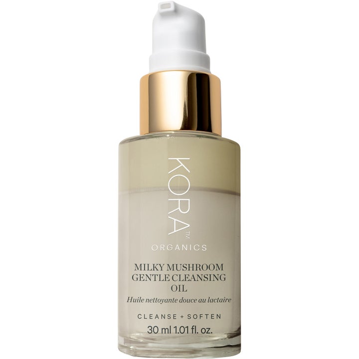 Kora Organics Milky Mushroom Gentle Cleansing Oil 30 ml rensende olje i glassflaske med hvit og gullfarget pumpe.