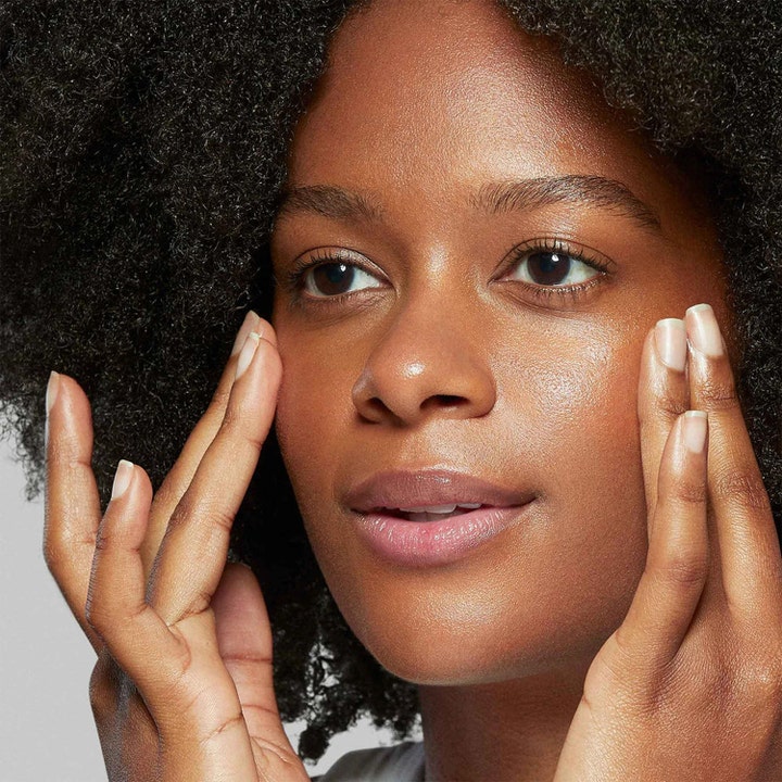 Dermalogica Circular Hydration Serum 30 ml fuktgivende ansiktsserum gir fukt og glød til huden på en kvinne