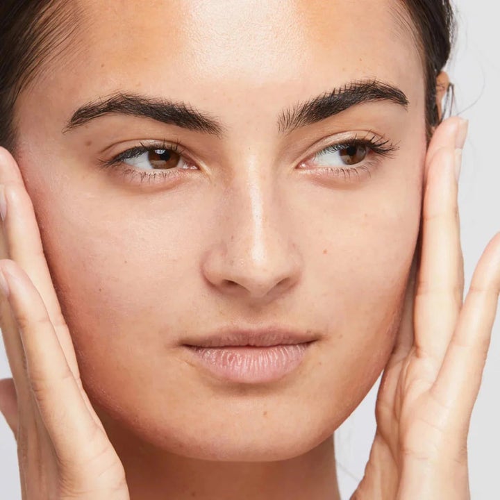 Dermalogica AGE smart Duo Skinperfect Primer SPF30 solkrem for ansiktet gir jevn hud vist på en kvinne i nærbilde
