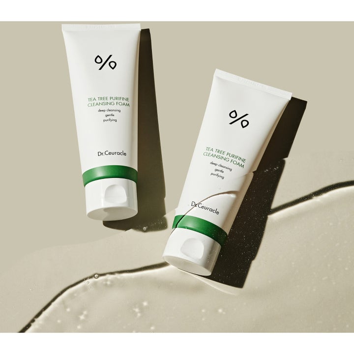 Dr. Ceuracle Tea Tree Purifine Cleansing Foam 150 ml dyprensende renseskum i hvite tuber ved siden av en klar geltekstur.
