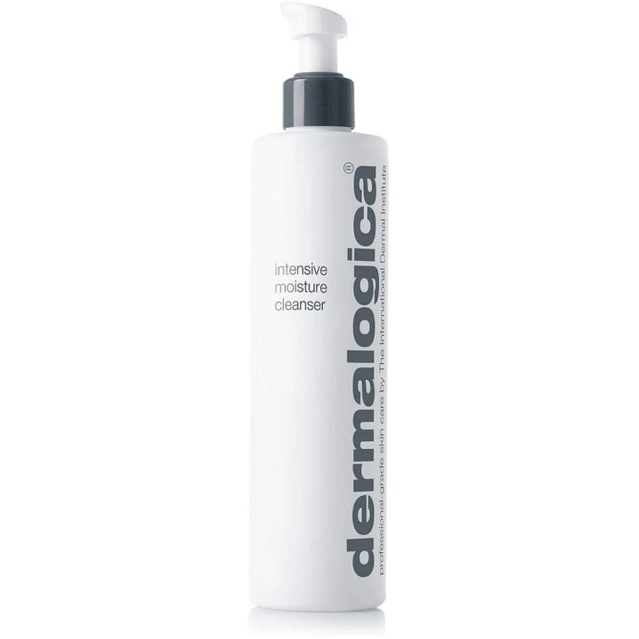 Dermalogica Intensive Moisture Cleanser pleiende ansiktsrens i hvit plastflaske med grå pumpe og vertikal logo