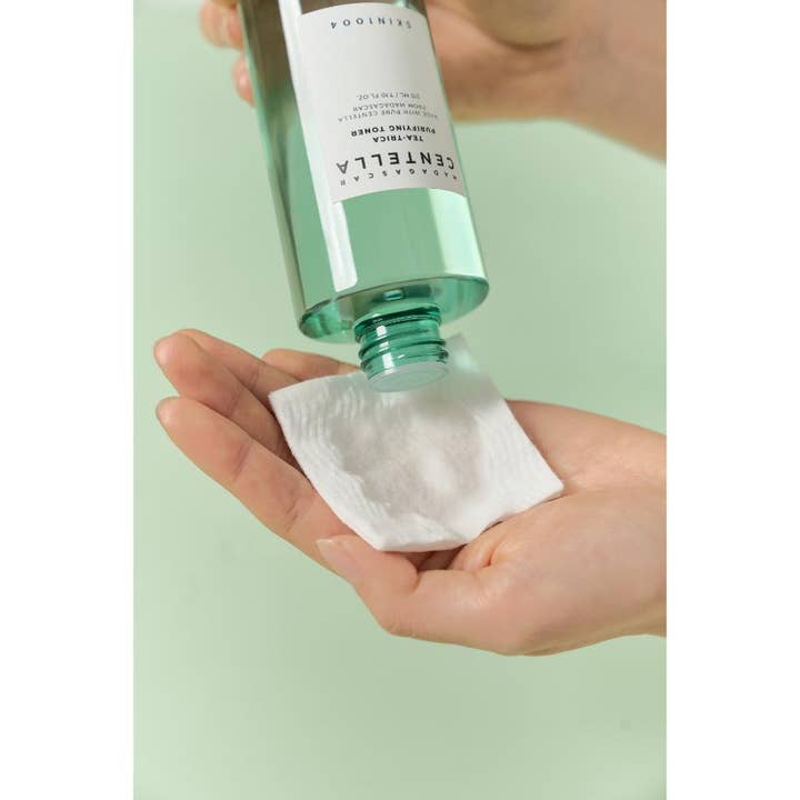 SKIN1004 Madagascar Centella Tea-Trica Purifying Toner 210 ml rensende toner helles på en hvit bomullspad