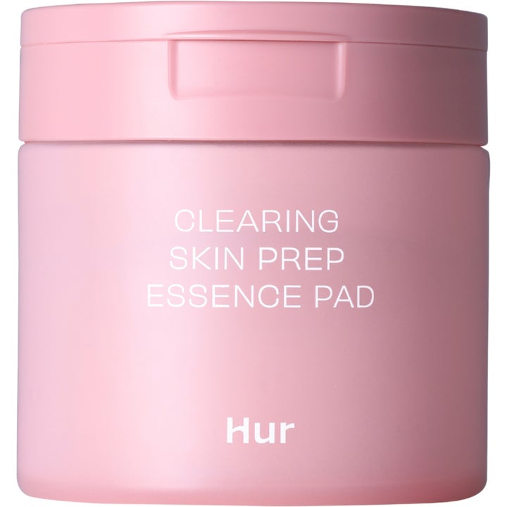 Hur Clearing Skin Prep Essence Pad rensende ansiktspads i en matt rosa plastbeholder med hvit tekst og flipplokk