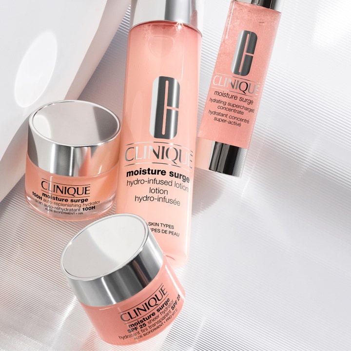 Clinique Moisture Surge SPF25 50 ml dagkrem med aloe bioferment i rosa krukke ved siden av andre produkter.