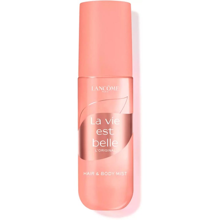 Lancôme La vie est belle L'Original Hair & Body Mist gir frisk duft i en slank ferskenfarget sprayflaske med rosegull detaljer.