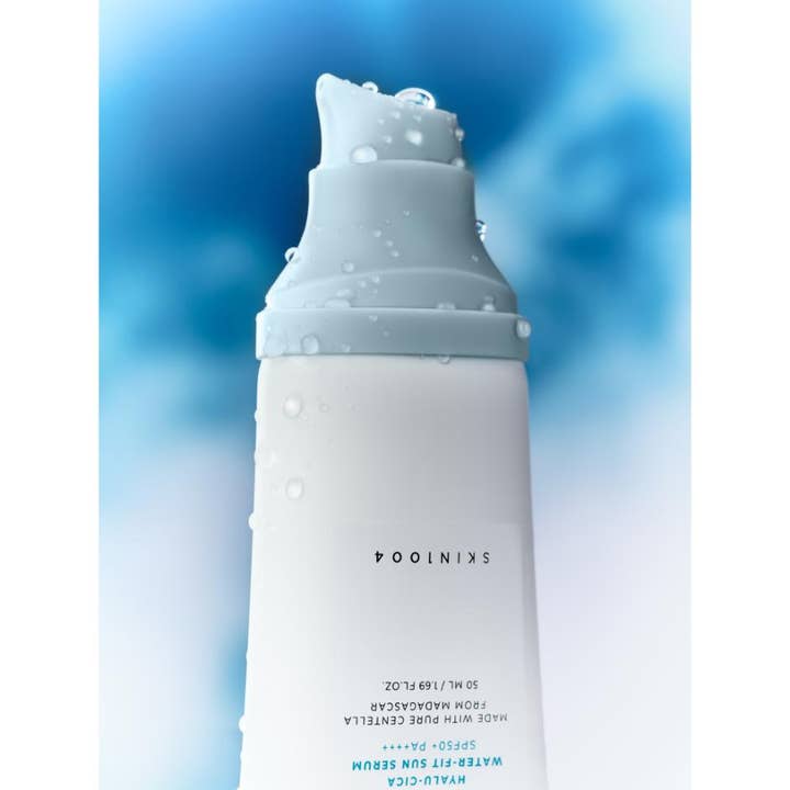 SKIN1004 Hyalu-Cica Water-Fit Sun Serum 50 ml fuktighetsgivende solkrem i hvit tube med lyseblå pumpe og vanndråper
