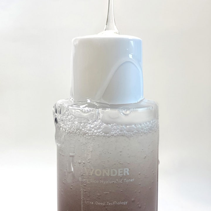 haruharu wonder Black Rice Hyaluronic Toner 150 ml fuktighetsgivende toner med bobler og en dråpe på den hvite korken