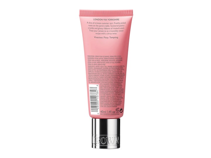 Molton Brown Delicious Rhubarb & Rose Hand Cream 40 ml pleiende håndkrem viser ingrediensliste og sølvkork på rosa tube