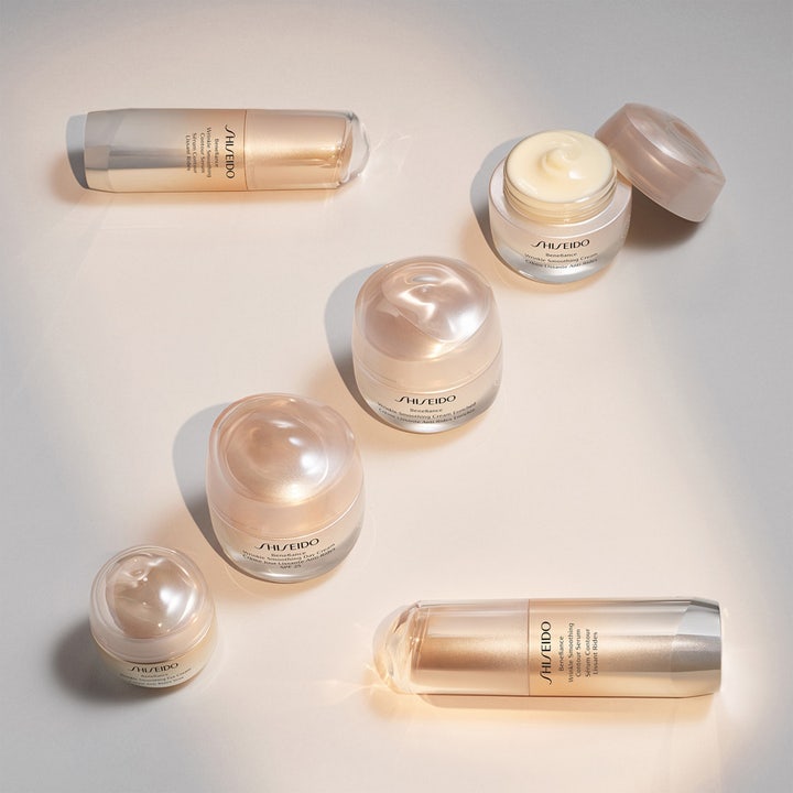Shiseido Benefiance Wrinkle Smoothing Cream 50 ml anti-age dagkrem vist med åpne krukker i luksuriøs gullforpakning