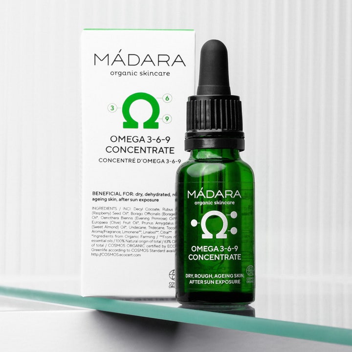 MÁDARA Omega 3 + 6 + 9 Concentrate 17,5 ml ansiktsserum pleier tørr hud i grønn glassflaske med hvit eske