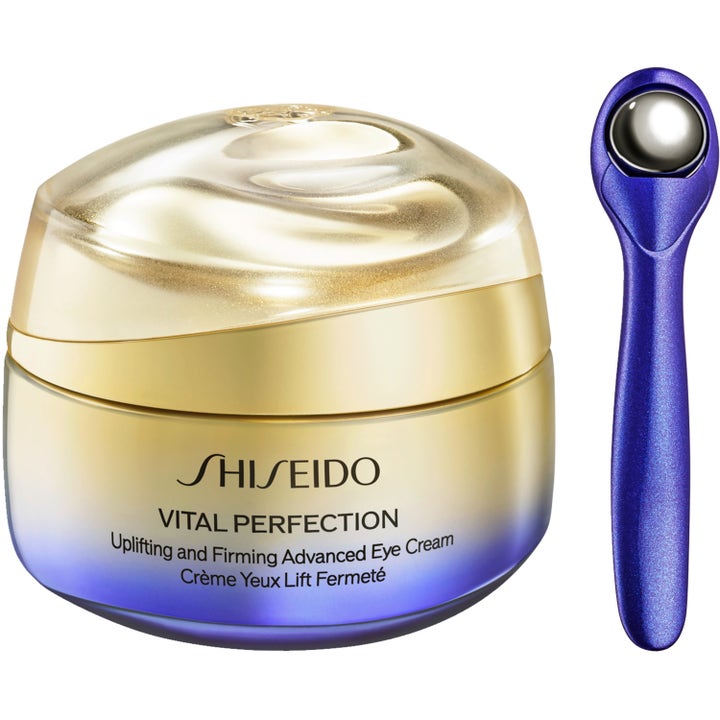 Shiseido Vital Perfection Advanced Eye Cream 15 ml oppstrammende øyekrem i gullkrukke med lilla massasjeverktøy