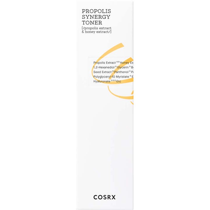 COSRX Full Fit Propolis Synergy Toner 150 ml ansiktsvann i hvit eske med gul sirkelgrafikk som gir huden glød.