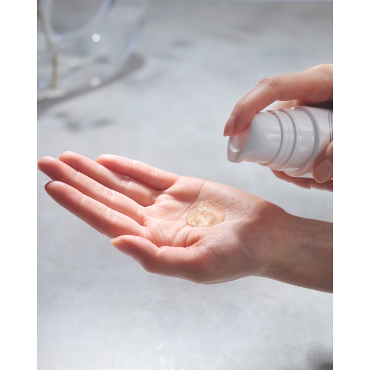 Sensai Silky Purifying Clear Gel Wash 145 ml dyprensende rengjøringsgel i hvit pumpeflaske med klar tekstur i hånd