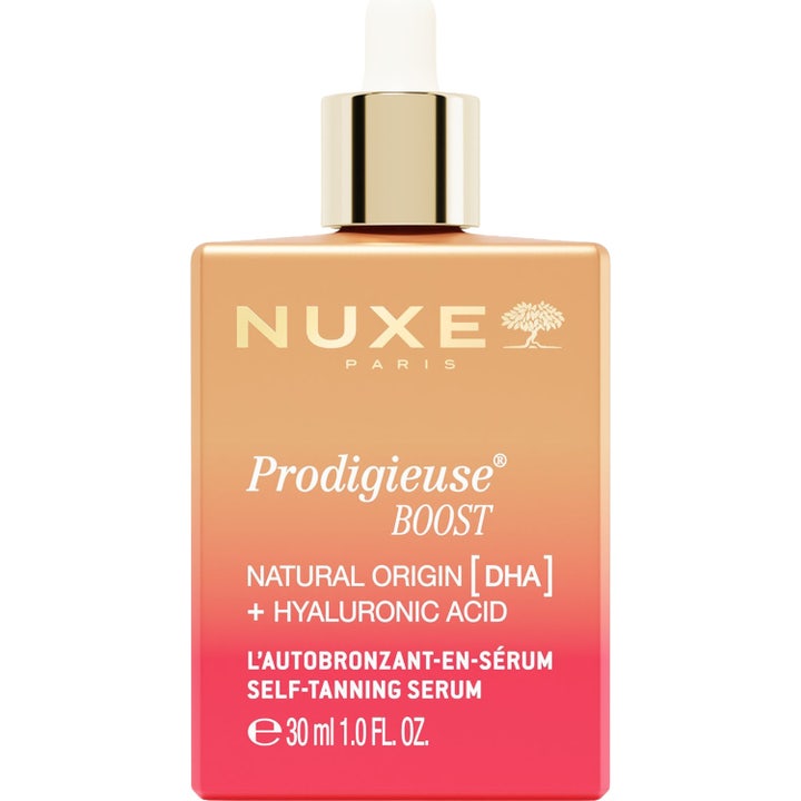 Nuxe Prodigieuse Boost Self-Tanning Serum 30 ml gir naturlig glød i en oransje og rosa gradert flaske med gullkork.