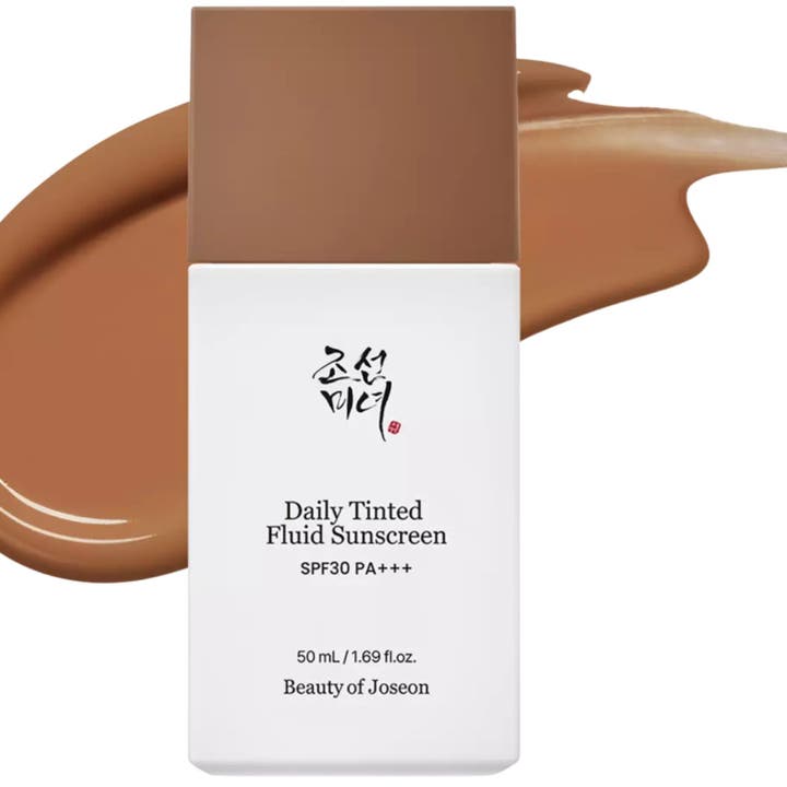 Beauty of Joseon Daily Tinted Fluid Sunscreen 50 ml tonet solkrem i hvit flaske med brun kork og kremet tekstur.