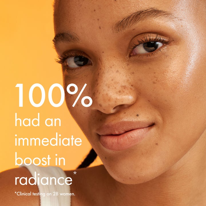 Origins GinZing Glow-Boosting Gel Moisturizer Bronze Glow 50 ml ansiktskrem gir glød vist på kvinne med tekst om radiance