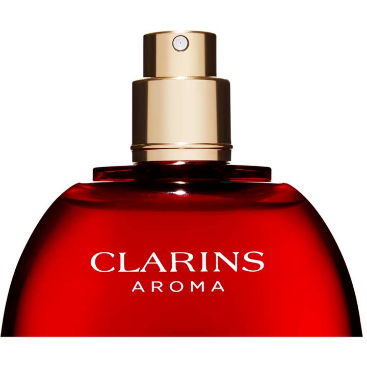 Clarins Eau Dynamisante Deodorant Spray 100 ml gir friskhet i rød glassflaske med gullfarget spraydyse.