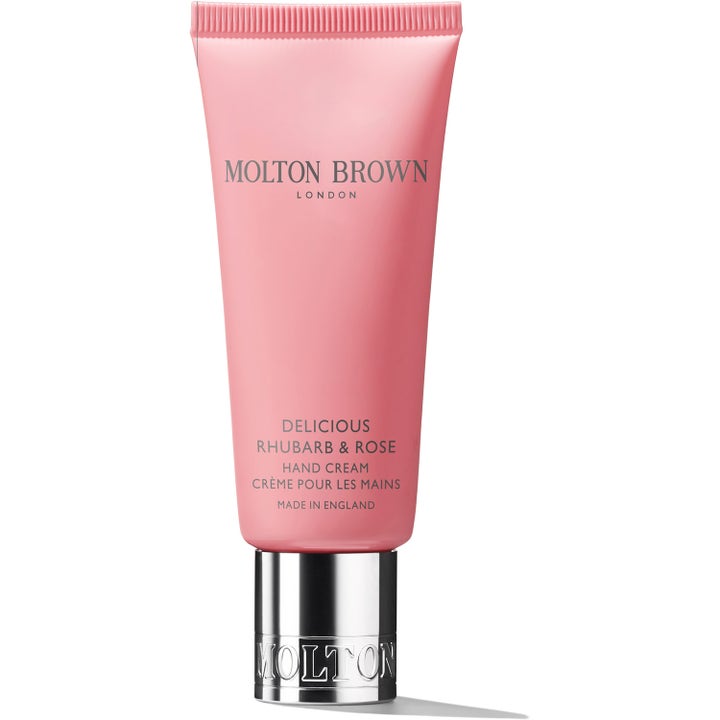 Molton Brown Delicious Rhubarb & Rose Hand Cream 40 ml fuktighetsgivende håndkrem i rosa tube med sølvfarget kork.
