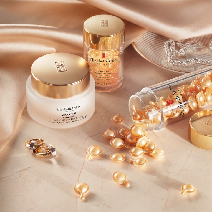 Elizabeth Arden Advanced Ceramide 90 kapsler ansiktsserum i gullfarge ved siden av fuktighetskrem