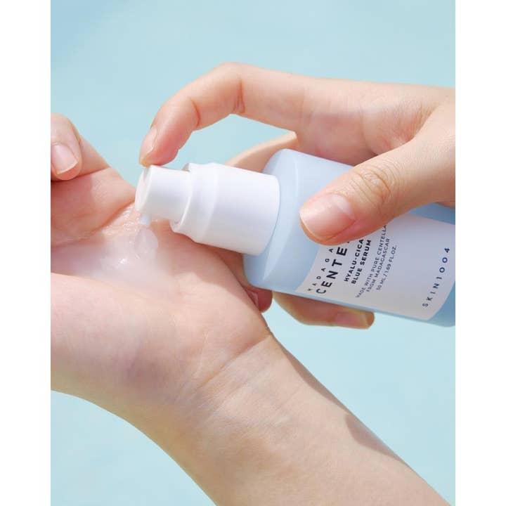 SKIN1004 Madagascar Centella Hyalu-Cica Blue Serum 30 ml fuktighetsgivende serum som pumpes ut i en lett geltekstur.