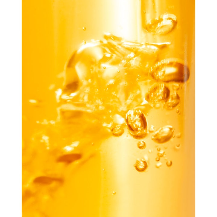 Nuxe Tanning Sun Oil SPF50 150 ml sololje gir høy solbeskyttelse med en gyllen flytende oljetekstur.