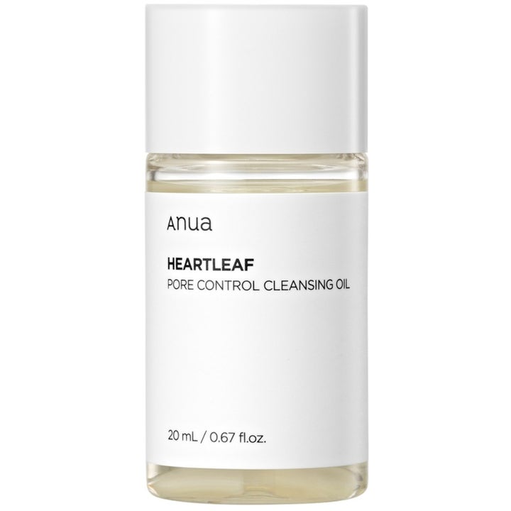 Anua Heartleaf Pore Control Cleansing Oil 20 ml renseolje gir rene porer i liten klar flaske med hvit etikett og kork.