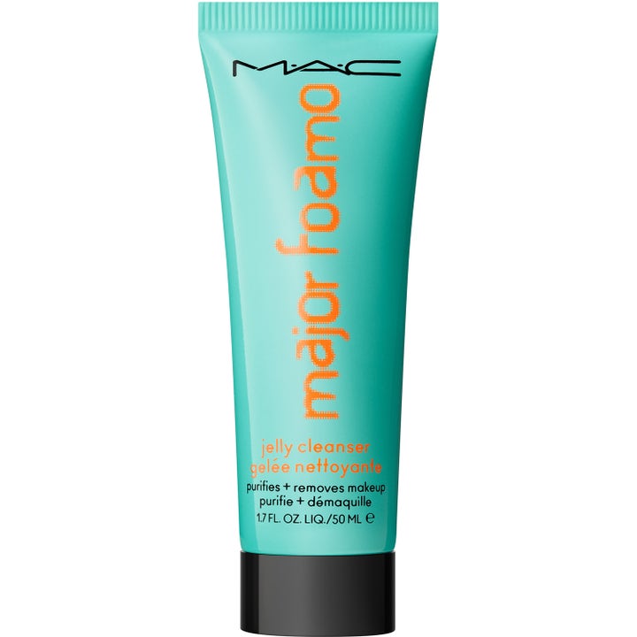MAC Major Famo Jelly Cleanser 50 ml ansiktsrens som fjerner sminke i en turkis tube med spreke oransje detaljer.