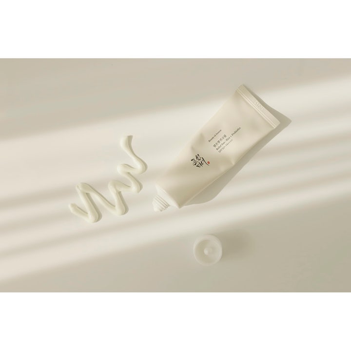 Beauty of Joseon Relief Sun 50 ml solkrem med lett hvit tekstur og SPF 50 som gir fuktighet.