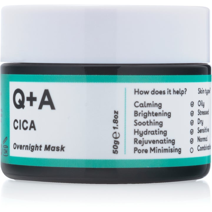 Q+A CICA Overnight Mask 50g beroligende nattmaske som gir fukt i mørk krukke med hvitt lokk og grønn etikett