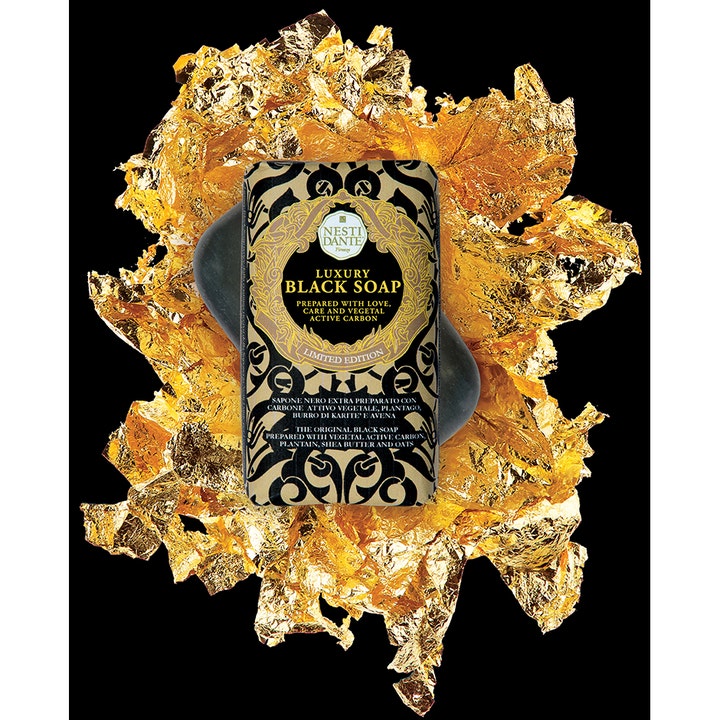 Nesti Dante Luxury Black Soap 250 ml fast håndsåpe med aktivt kull på en seng av luksuriøse gullflak