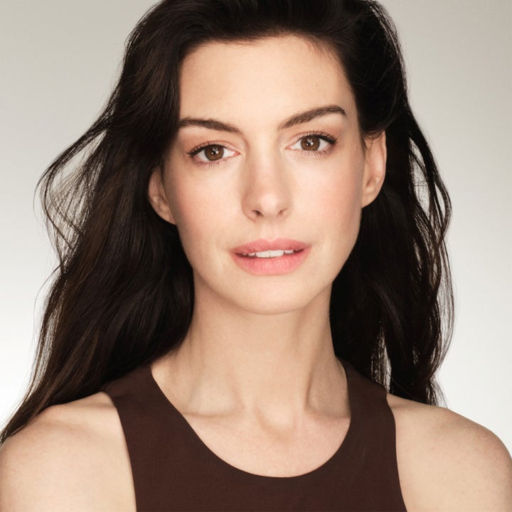 Shiseido Vital Perfection Uplifting & Firming Advanced Eye Cream 15 ml med Anne Hathaway som viser glatt hud.