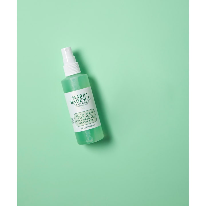 Mario Badescu Facial Spray 118 ml oppfriskende face mist med aloe og agurk på lysegrønn bakgrunn.
