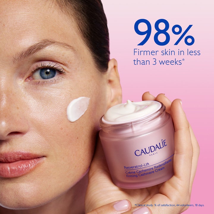 Caudalie Resveratrol-Lift Firming Cashmere Cream 50 ml oppstrammende dagkrem i rosa krukke og tekst om 98 % fastere hud.