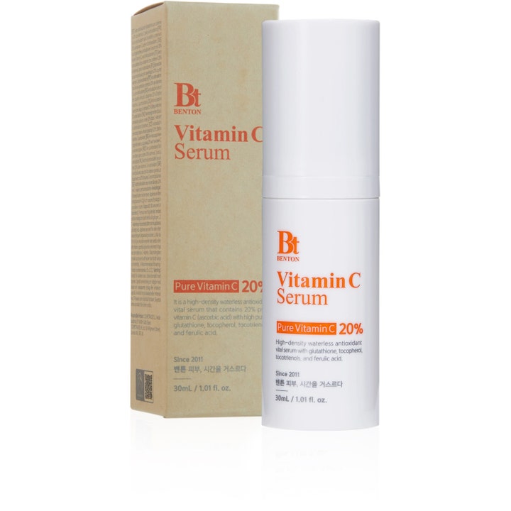 Benton Vitamin C Serum 30 ml glødgivende serum med 20 % ren vitamin C i hvit pumpeflaske og beige ytteremballasje